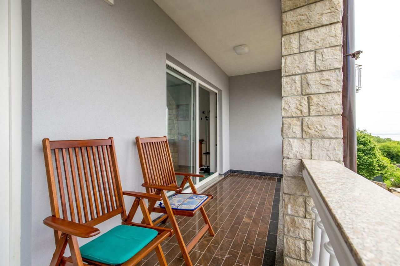 Giani With Swimming Pool Apartman